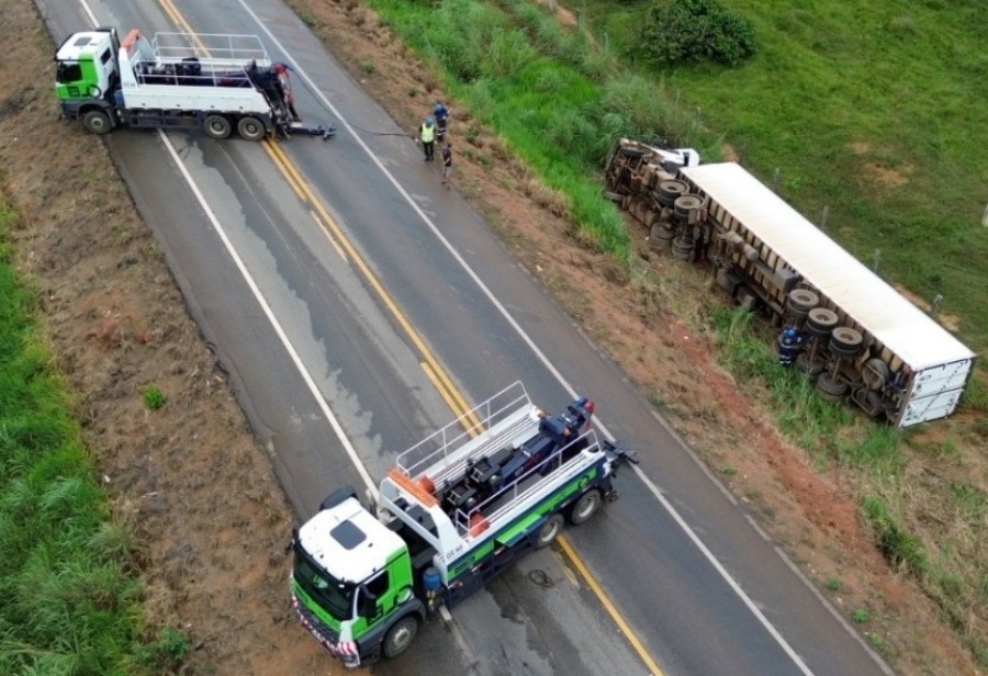 Carreta tomba na BR-364 e mobiliza equipes da Concessionária da Nova 364 em Candeias