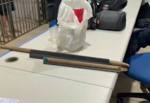 Homem ataca mulher com cabo de rodo e enfrenta policiais em seguida