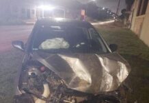 Durante a chuva, carro perde o controle, bate em poste e destrói muro