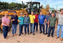 Luizinho Goebel participa da entrega de maquinário em Chupinguaia