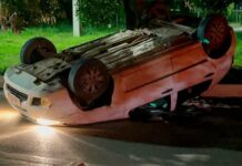 Capotamento após colisão entre dois veículos causa ferimentos em motorista